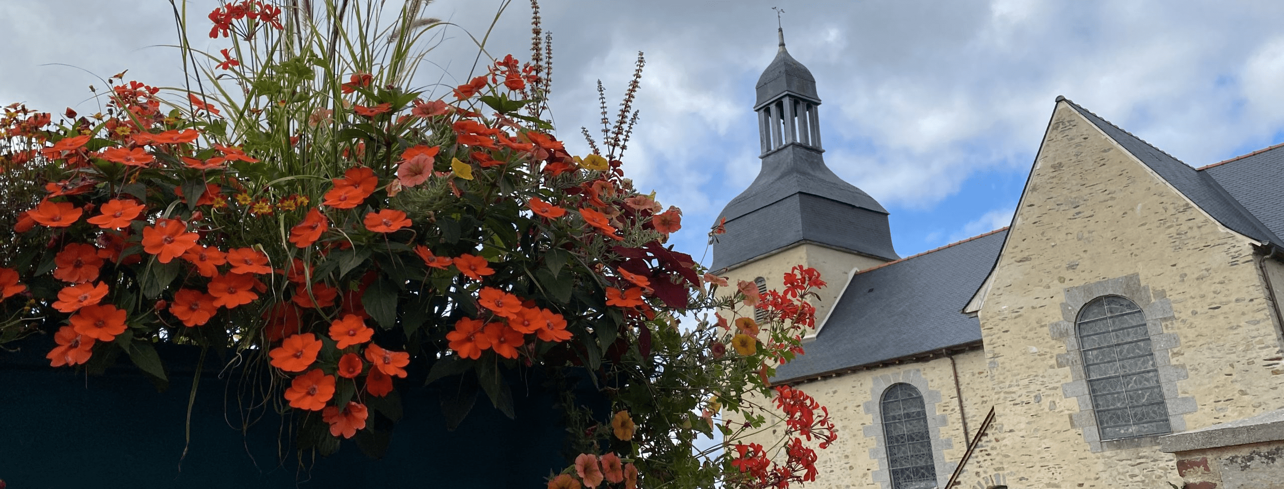 L’église de Broons-sur-Vilaine et ses jardinières fleuries